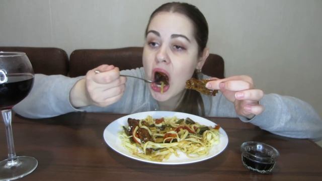 Мукбанг лапша с овощами и свинина терияки. Очень вкусно. В кафе я больше не пойду! смотреть онлайн