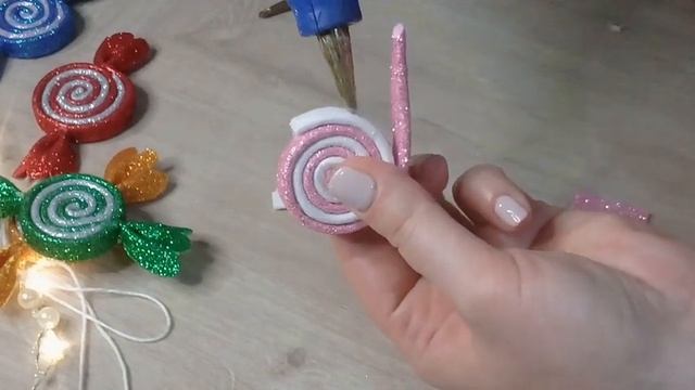 DIY ЕЛОЧНЫЕ ИГРУШКИ своими руками. ПРОСТЫЕ и ЯРКИЕ /Christmas Ornaments. SUPER EASY/DIY Yuli at hom смотреть онлайн