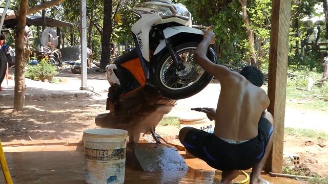 lumix tz80 cleaning my bike in cambodia 0 75$ смотреть онлайн