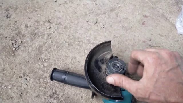 Как открутить гайку на болгарке (ушм) если закусило диск. смотреть онлайн
