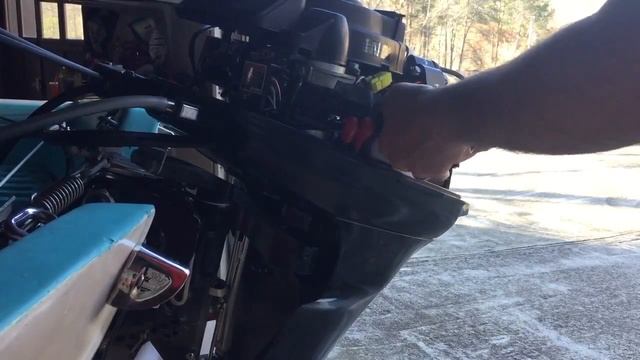 2009 Mercury 20 HP 4-stroke oil change. смотреть онлайн