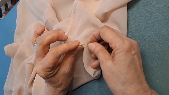 Как спрятать след от затяжки. How to fix a pull on clothing. Remove traces of pull. смотреть онлайн