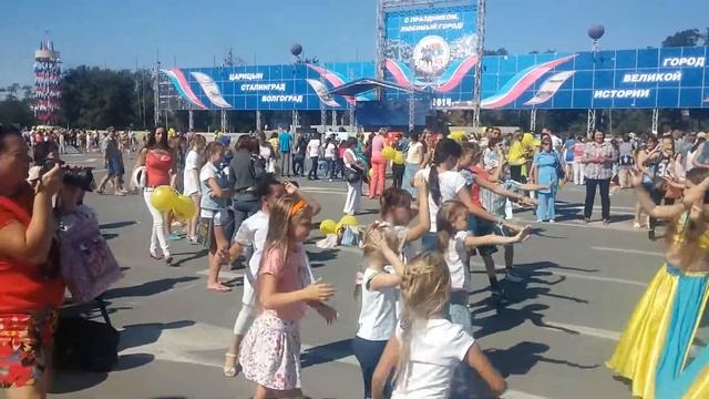 Танцы на площади смотреть онлайн