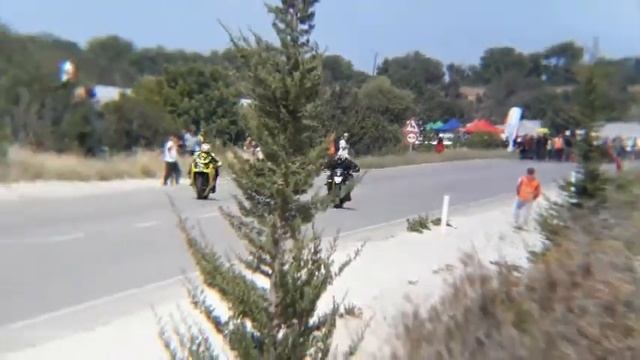 Suzuki B-KING VS Suzuki GSXR750 DRAG смотреть онлайн
