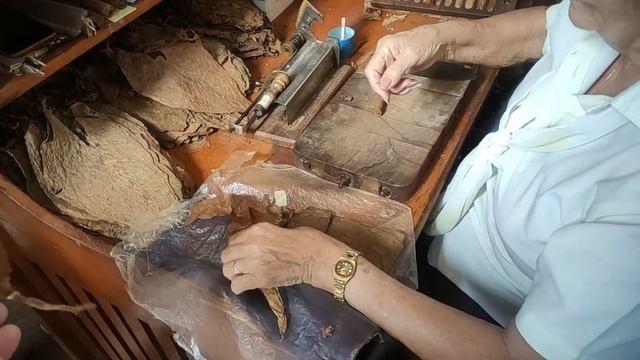 Как крутят НАСТОЯЩИЕ сигары на Кубе (рецепт) смотреть онлайн
