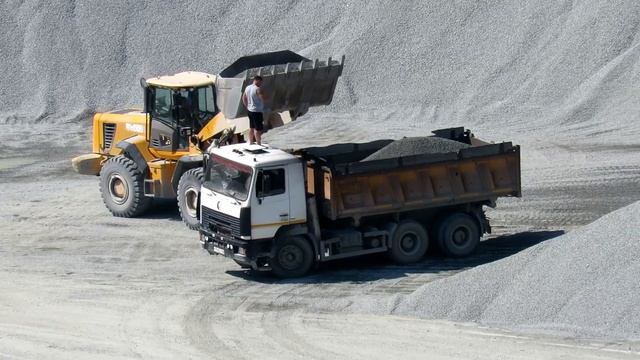 Самосвал МАЗ-6501 в карьере, погрузчик JCB смотреть онлайн