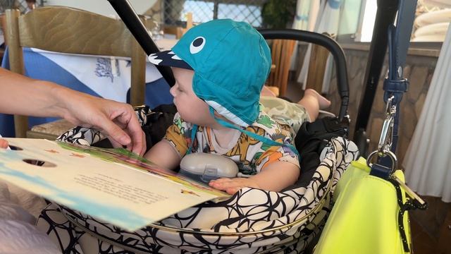 Младенец внимательно слушает сказки. Карапузик на пузике в ресторане слушает сказки смотреть онлайн