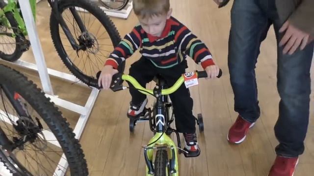 Выбираем велосипед магазине велосипедов и смотрим радио-управляемые игрушки. В поисках Бамблби 1 смотреть онлайн