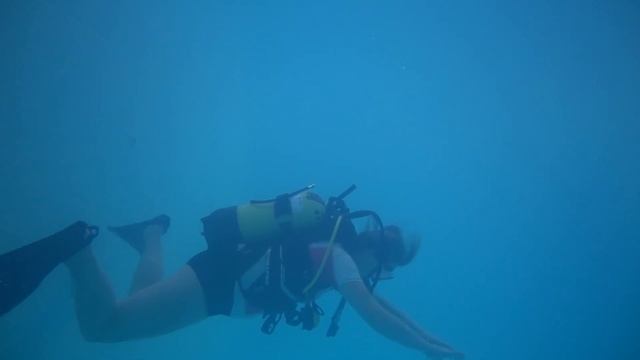 HOW TO descend at the start of your dive | SCUBA SKILLS смотреть онлайн