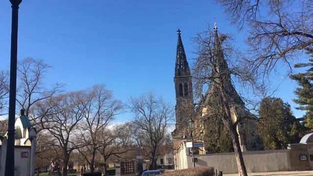 Поднявшись к крепости наш взор, привлек завораживающий Базилика Святых Петра и Павла Он является в смотреть онлайн