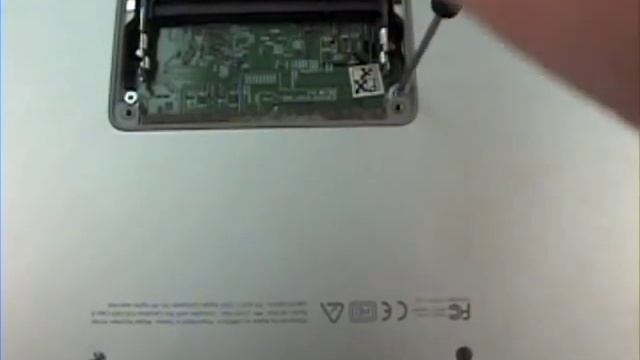 Powerbook 15" Repair - Top Case Trackpad Removal смотреть онлайн