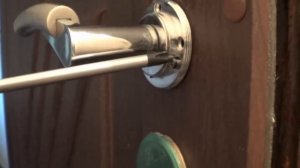 Как снять дверную ручку