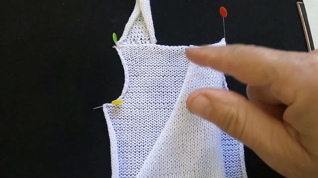 Colete Com Pontas Irregulares Feito Em Tricô à Máquina