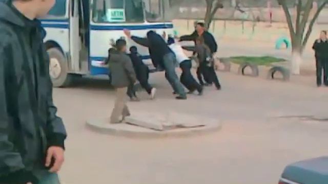 автобус толкают дети.mp4 смотреть онлайн