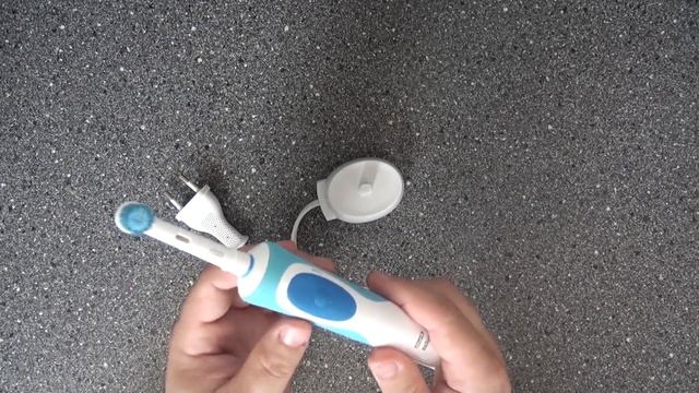 Зубная щетка электрическая ORAL-B Vitality Sensitive Clean D12.513S Видеоотзыв (обзор) Андрея смотреть онлайн