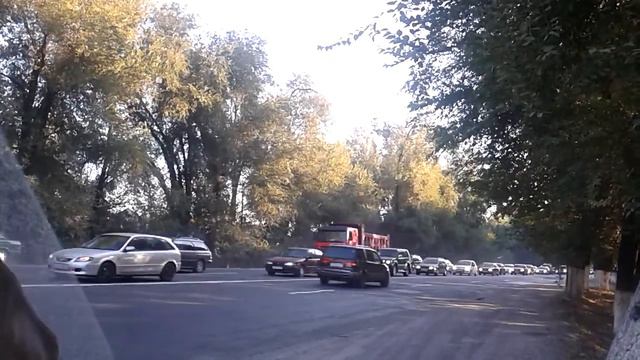 Огромная очередь машин из области в Алматы смотреть онлайн