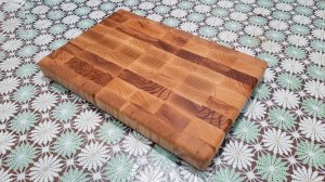 Обработка торцевой разделочной доски минеральным маслом