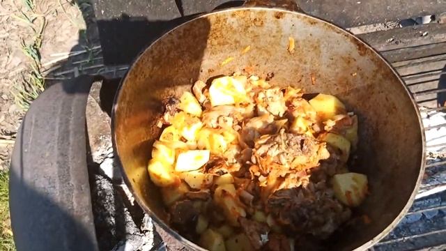 Готовим лучший в мире салат Цезарь. Что приготовить на карантине? Салат Цезарь гриль на природе. смотреть онлайн