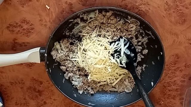 Экономное МЕНЮ. МЯСНОЙ пирог из слоеного теста с ФАРШем и СЫРом. БЫСТРО и ВКУСНО! (РЕЦЕПТ) смотреть онлайн