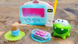 Ам Ням в песочнице! Лепим куличики - Ам Няша открывает кафе. Смешные видео для малышей про песок