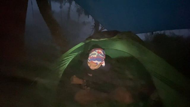 SOLO CAMPING • CAMPING IN DRIZZLING RAIN AND FOG BESIDE A LAKE • ASMR • NORTH SULAWESI смотреть онлайн