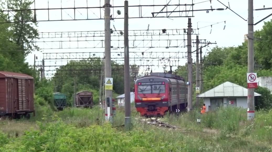 Электропоезд ЭД9Э-0014 сообщением Моховые Горы - Мыза прибывает на станцию Мыза смотреть онлайн