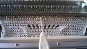 Красивейший ажурный узор, который вяжется на спицах, можно связать и на вязальной машине.