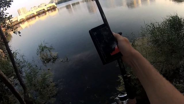 Эхолот Lucky Fishfinder FF916 Sonar Wireless WIFI на воде.