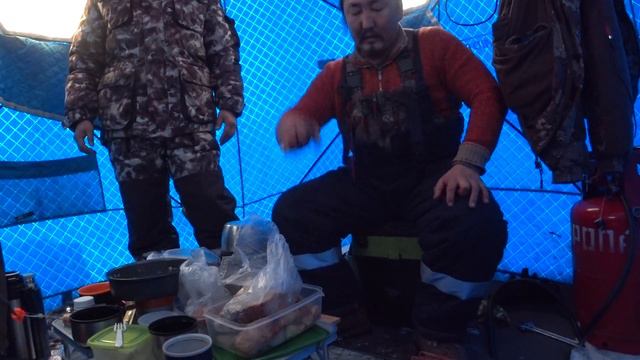 С друзьями на рыбалку в глухозимье!!! Душевные рыбацкие байки в палатке!!! смотреть онлайн