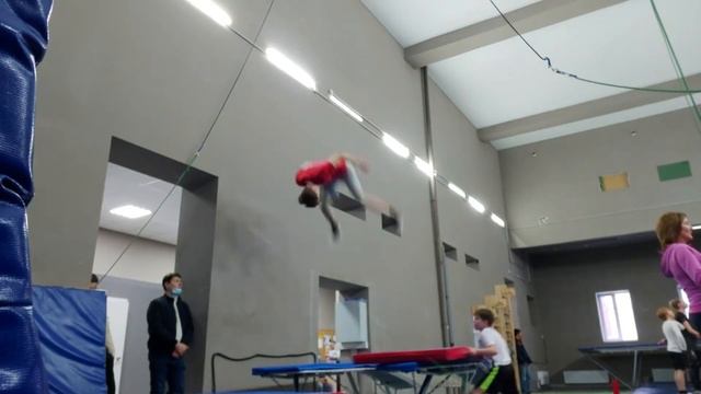 Как сделать сложный элемент на батуте? смотреть онлайн