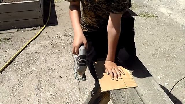 Борисов Борислав (5 класс) Технология. Обработка древесины. Выпиливание лобзиком по контуру. смотреть онлайн