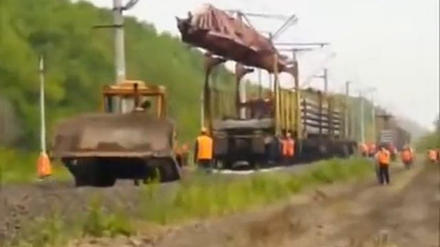 Как укладывают рельсы со шпалами. смотреть онлайн