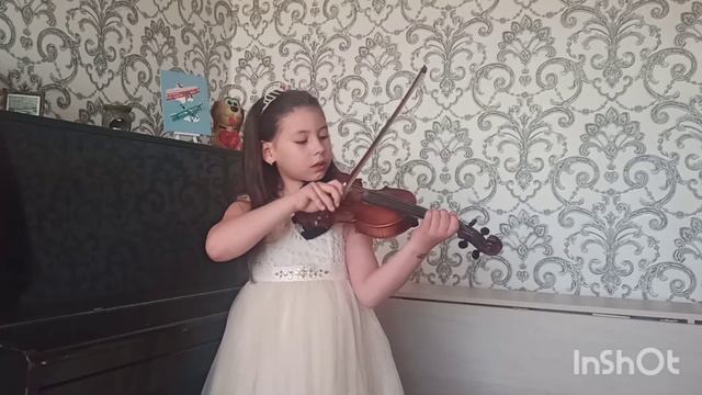 Лиза играет на скрипке