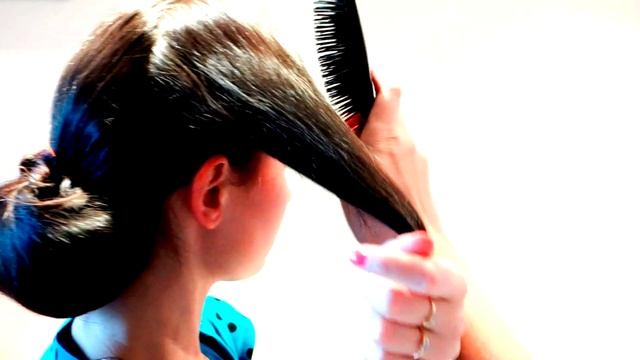 ПРИЧЕСКА С ВАЛИКОМ (БУБЛИКОМ) НА ВЕЧЕР, ВЫПУСКНОЙ, СВАДЬБУ / Hairstyle with rollers (bagels) смотреть онлайн