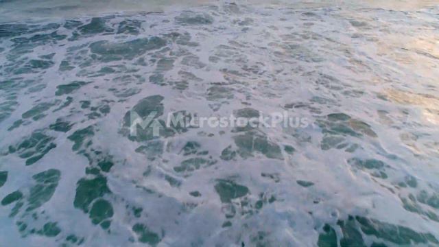 Flying over the majestic waves of the ocean 4 смотреть онлайн