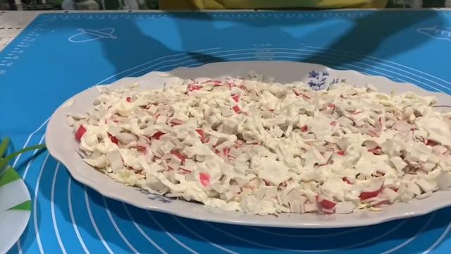 САЛАТ С АНАНАСАМИ И КРАБОВЫМИ ПАЛОЧКАМИ. Очень вкусный и быстрый.