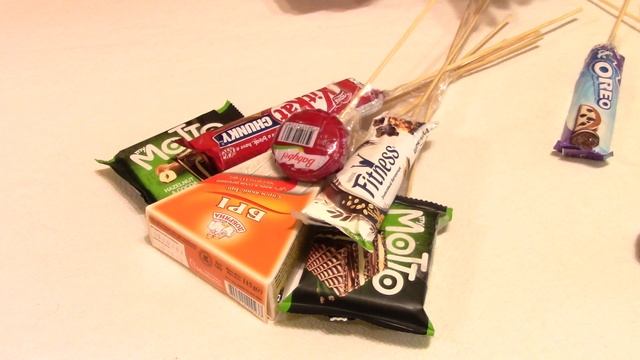 Букет из сладостей, батончиков, сырков, конфет. Подарок ручной работы! смотреть онлайн