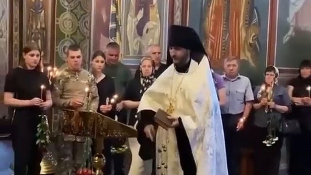 "Священнослужитель" ПЦУ прерывает богослужение чтобы поговорить по телефону. Снизу постучали. смотреть онлайн