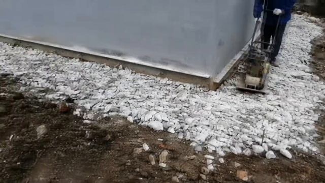 Основание под бетонную отмостку. Трамбуем щебень виброплитой смотреть онлайн