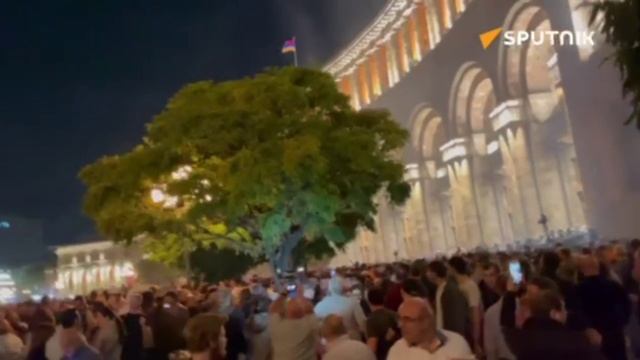 Демонстранты в Ереване пытаются прорвать полицейское оцепление и войти в здание правительства смотреть онлайн