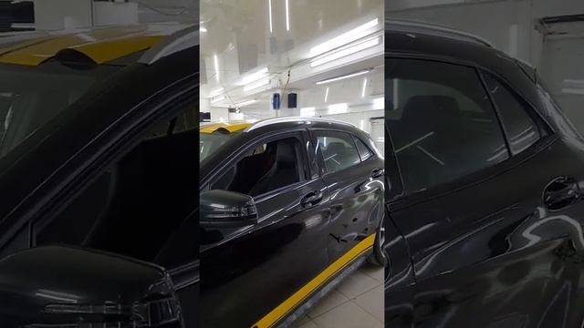Mercedes AMG 45 GLA — нанесли желтые полоски на кузов, антихром, суппорта, тонировка фар и стекол смотреть онлайн