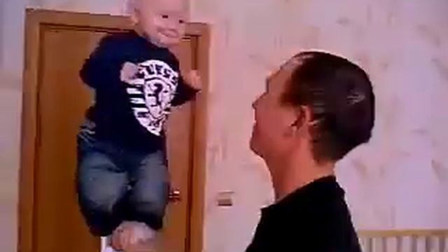 Ребёнок у отца стоит в 6 месяцев на ладони смотреть онлайн