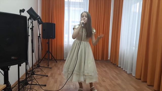 Онлайн-проект #НовогоднийХит. Юна Сидорова - «А снег идет» смотреть онлайн