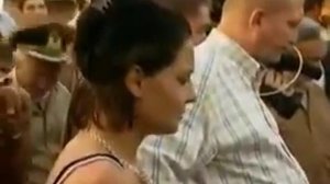 Женщина   вытаскивает  малыша   из   колодца