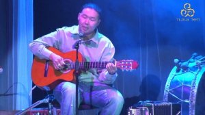 "Ногаан теректер" сөзү болгаш аялгазы Тыва Республиканың алдарлыг артизи Александр Саржат-оолдуу.