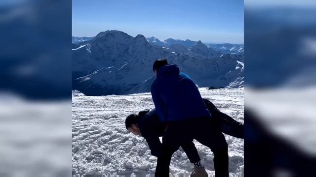 АКЖОЛ МАХМУДОВ жана РОМАН ВЛАСОВ Эльбрус Тоосунда Эс алып курошуп журушот смотреть онлайн
