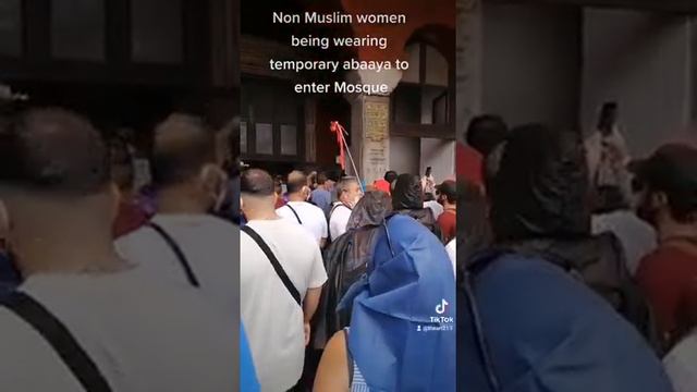 Hagia sophia Mosque , Non Mulims women wearing aabaaaya while entering ,,,Sorry your clothes are to смотреть онлайн