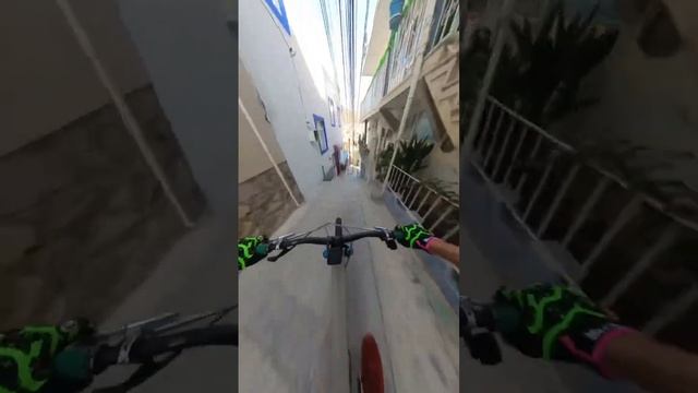 Экстремальный спуск на велобайке в Мексике смотреть онлайн