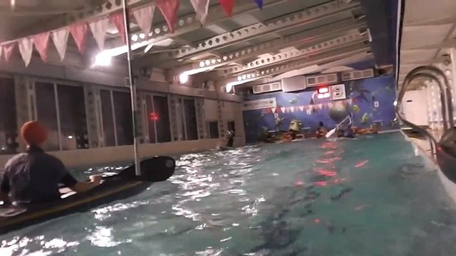 Тренировки в бассейне. Крупным планом. смотреть онлайн