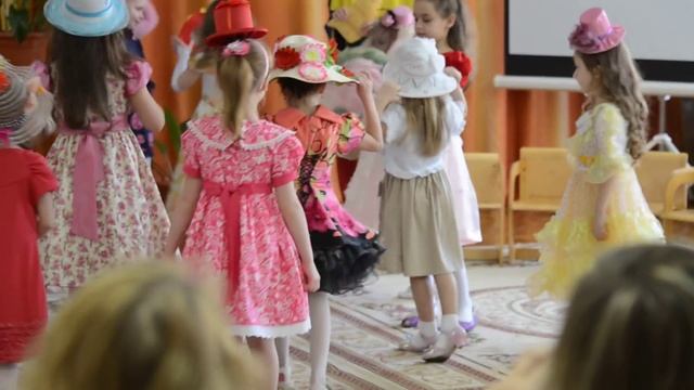 Маленькие модницы в шляпках. смотреть онлайн